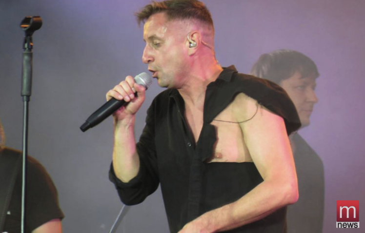 Сергей Жадан на фестивальном пляже Песчанки (Фото - Mariupol News) alt